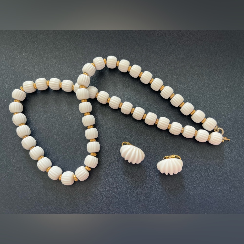 VINTAGE TRIFARI CLASSIC Long White And Gold Necklace with earrings